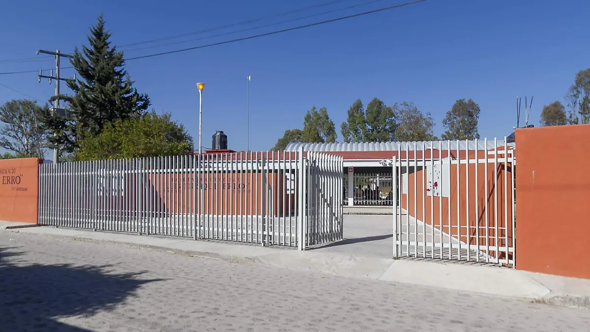 Un gran porcentaje de los alumnos cuenta con becas escolares, por lo que interrumpir sus estudios no tiene que ver con cuestiones económicas. Foto César Ortiz